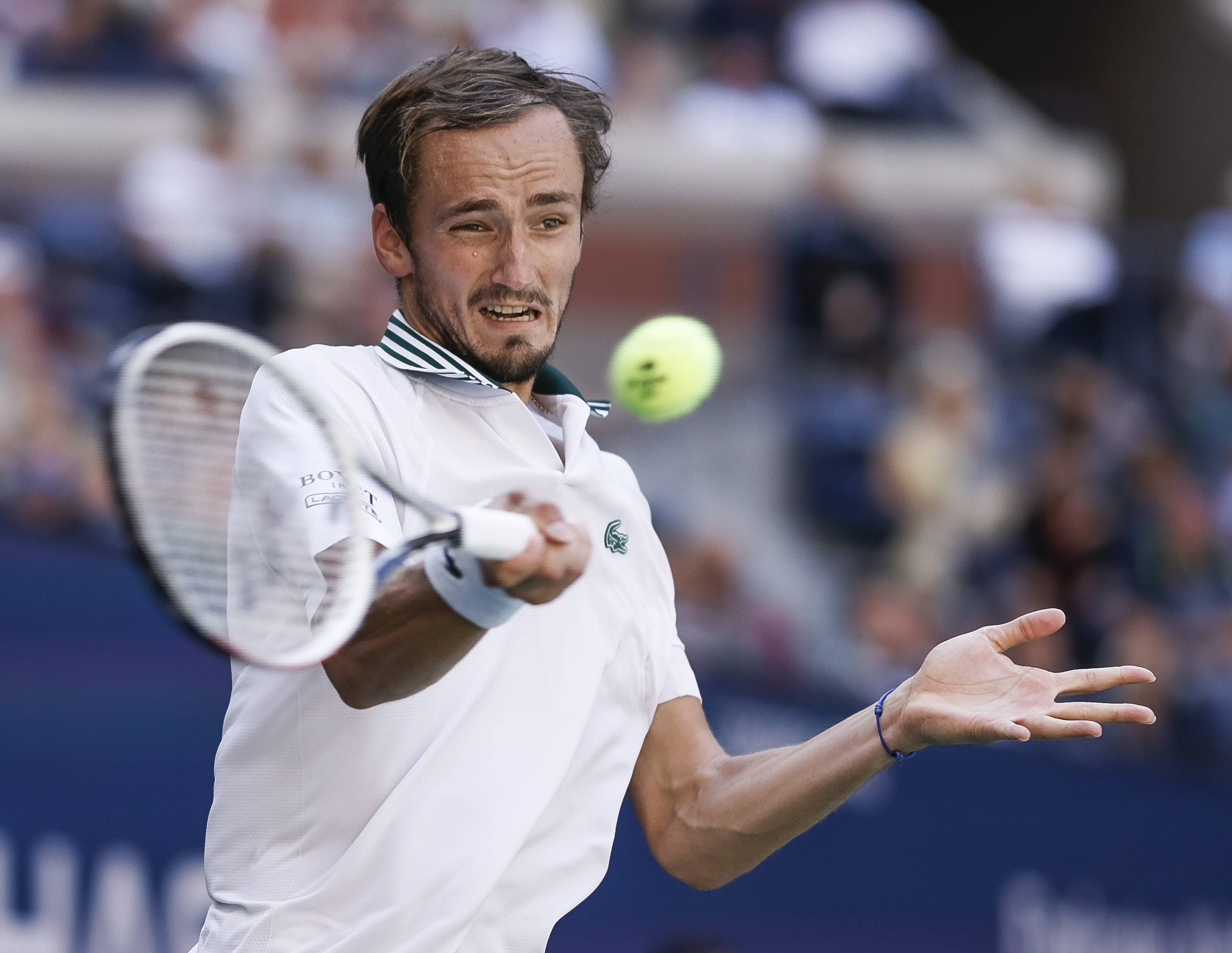 西班牙网球队轻取世界网球队，梅德韦杰夫关键制胜的简单介绍