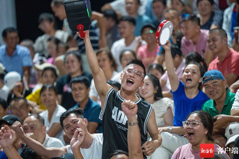 高水平比赛场面激烈，观众欢呼连连
