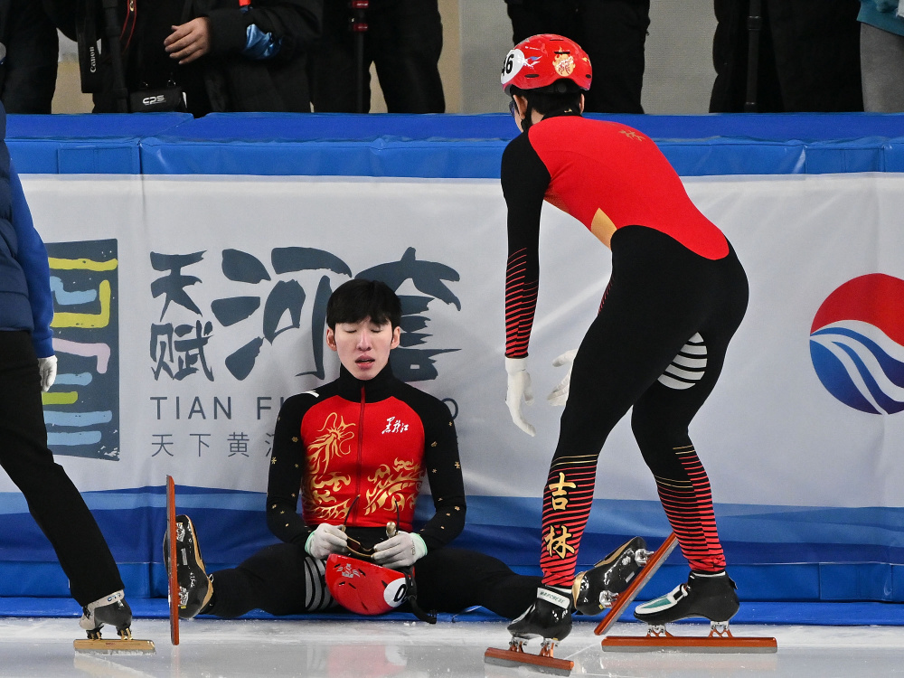 短道速滑男队冲刺决赛，志在夺金